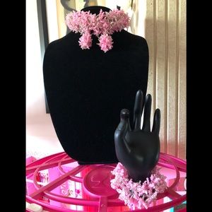 CORAL COLLAR BEADED NECKLACE.